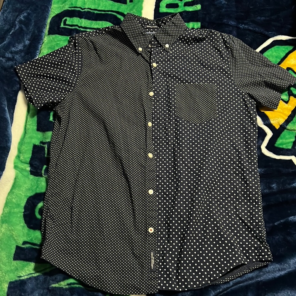 Men’s American eagle size medium blue and white Dotted button down.